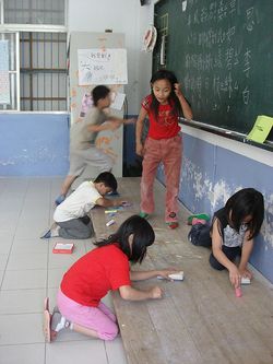 2009Mar9_children_chalk